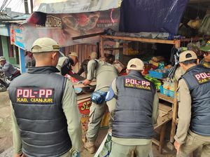 Picu Macet di Jalan Cianjur-Sukabumi, Kios di Pasar Gekbrong Dibongkar Picu Macet di Jalan Cianjur-Sukabumi, Kios di Pasar Gekbrong Dibongkar