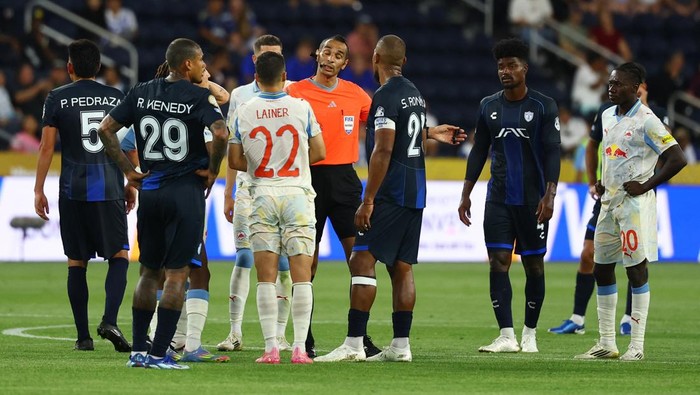 Piala Dunia Antarklub Soccer Football - FIFA Club World Cup - Group H - Pachuca v RB Salzburg - TQL Stadium, Cincinnati, Ohio, U.S. - June 18, 2025 Referee Mustapha Ghorbal explains to the players that the match is delayed due to adverse weather REUTERS/Kai Pfaffenbach