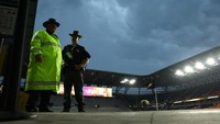 Wasit memerintahkan para pemain memasuki ruang ganti sebelum badai besar mengguyur lapangan. Fans juga meninggalkan tribun dan berlindung di dalam stadion. (Foto: REUTERS/Kai Pfaffenbach)
