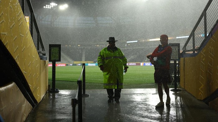 Soccer Football - FIFA Club World Cup - Group H - Pachuca v RB Salzburg - TQL Stadium, Cincinnati, Ohio, U.S. - June 18, 2025 General view inside the stadium as the match is delayed due to adverse weather REUTERS/Kai Pfaffenbach