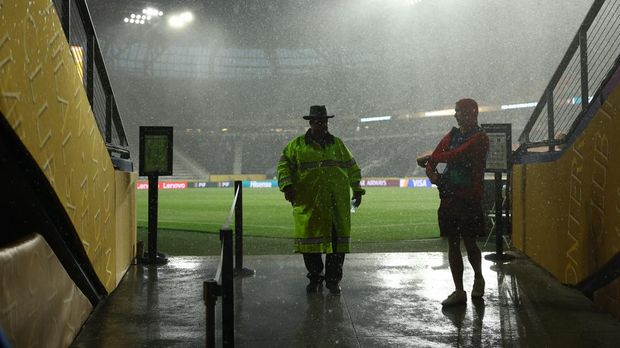 Soccer Football - FIFA Club World Cup - Group H - Pachuca v RB Salzburg - TQL Stadium, Cincinnati, Ohio, U.S. - June 18, 2025 General view inside the stadium as the match is delayed due to adverse weather REUTERS/Kai Pfaffenbach
