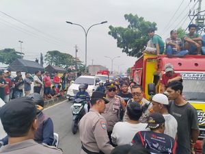 Momen Polda Jateng Temui Massa Aksi Mogok Sopir Truk, Pastikan Situasi Kondusif Momen Polda Jateng Temui Massa Aksi Mogok Sopir Truk, Pastikan Situasi Kondusif