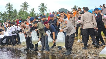 HUT Bhayangkara, Polda Riau Tanam 79 Pohon-Lepas 7.900 Ikan Lomak di Kampar