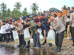 HUT Bhayangkara, Polda Riau Tanam 79 Pohon-Lepas 7.900 Ikan Lomak di Kampar
