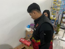 Jual Miras dan Rokok Ilegal, Toko Kelontong di Gresik Digerebek