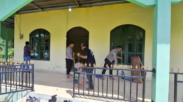Bakti Religi di HUT Bhayangkara, Polres Dumai Bersih-bersih Rumah Ibadah