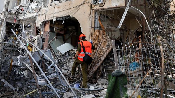 Porak-poranda Bangunan di Israel Usai Dihantam Rudal Iran