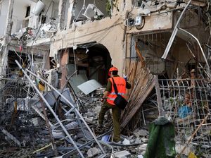 Porak-poranda Bangunan di Israel Usai Dihantam Rudal Iran