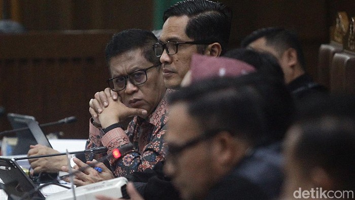 Terdakwa kasus dugaan perintangan penyidikan kasus korupsi Harun Masiku dan pemberian suap, Hasto Kristiyanto (kedua kanan) menjalani sidang lanjutan di Pengadilan Tipikor, Jakarta, Kamis (19/6/2025). Persidangan beragenda mendengarkan keterangan saksi ahli eks hakim Mahkamah Konstitusi Maruarar Siahaan yang dihadirkan oleh tim hukum terdakwa Hasto Kristiyanto.