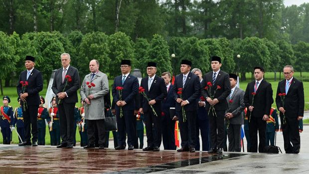 Prabowo berkunjung ke Piskarovskoye Memorial Cemetery, St. Petersburg di sela kunjungan resminya di Federasi Rusia.