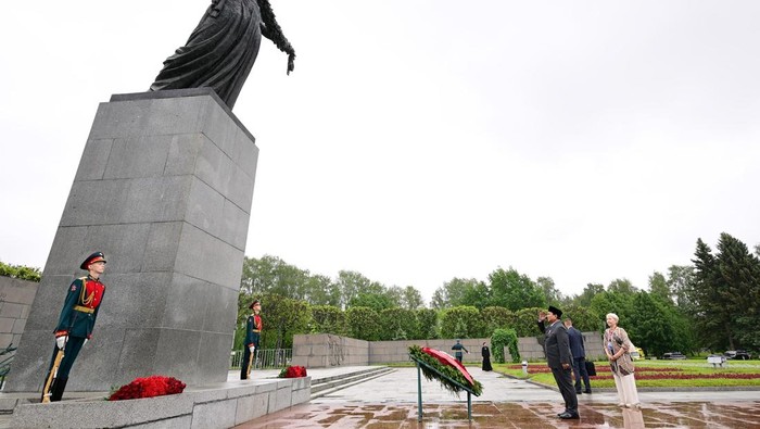 Prabowo berkunjung ke Piskarovskoye Memorial Cemetery, St. Petersburg di sela kunjungan resminya di Federasi Rusia. Prabowo Layang Bunga