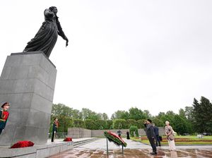 Prabowo Letakkan Karangan Bunga di Makam Korban Pengepungan Leningrad
