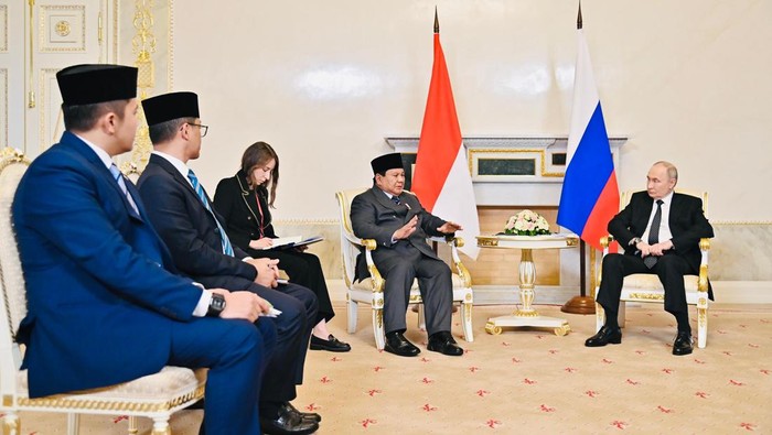 Prabowo berjumpa Putin di Istana Constantine, Rusia. Prabowo berjumpa Putin di Istana Constantine, Rusia.