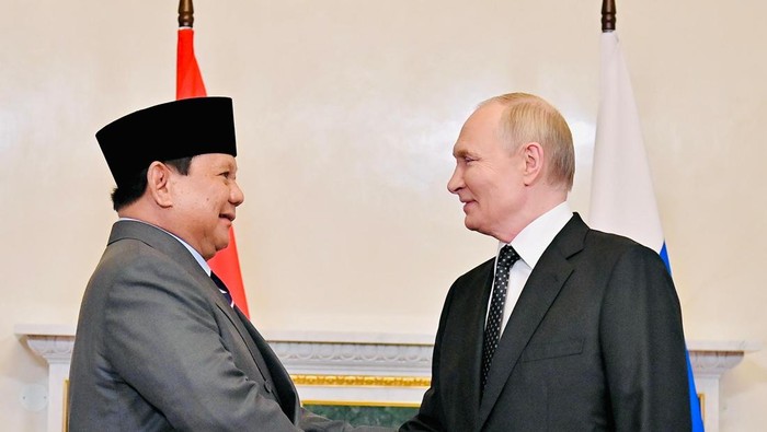 Prabowo berjumpa  Putin di Istana Constantine, Rusia.
