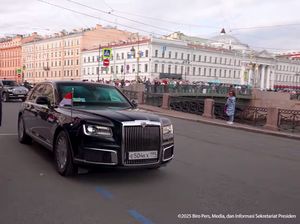 Limosin Mewah Buatan Rusia Jemput Prabowo Setibanya di St.Petersburg Limosin Mewah Buatan Rusia Jemput Prabowo Setibanya di St.Petersburg