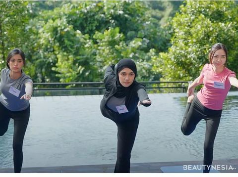 Praktek yoga bersama Penyogastar
