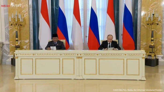 Presiden Prabowo dan Presiden Putin dalam pernyataan pers bersama. Presiden Prabowo dan Presiden Putin dalam pernyataan pers bersama.