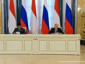 Di Depan Putin, Prabowo: RI Tak Lupa Bantuan Rusia saat Masih Miskin Di Depan Putin, Prabowo: RI Tak Lupa Bantuan Rusia saat Masih Miskin