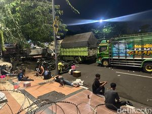Ratusan Sopir Truk Menginap di Depan Kantor Gubernur Jatim