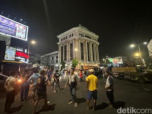Jalan Pahlawan Surabaya Lumpuh Disesaki Truk Demo ODOL Menginap