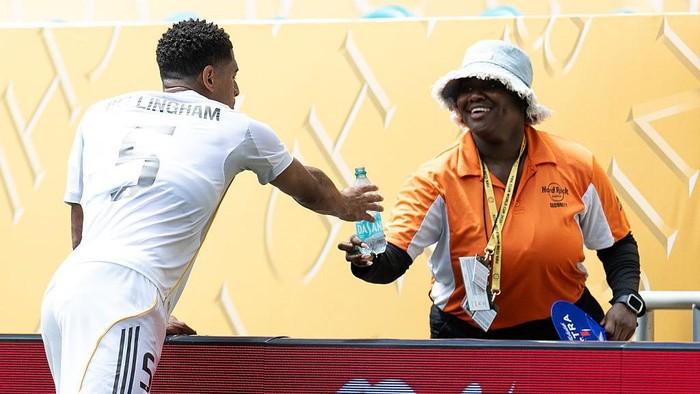  Jude Bellingham of Real Madrid C.F. (1) takes a bottle of water from a volunteer during the group H match between Al Hilal (1) at the FIFA Club World Cup 2025 at the Hard Rock Stadium on June 18th, 2025 in Miami Gardens, Florida, USA. (Photo by Simon Bruty/Anychance/Getty Images)