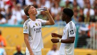 Bek Real Madrid Dean Huijsen pun mengakui panasnya cuaca berdampak pada penampilan di atas lapangan. Bukan cuma buat El Real tapi juga Al Hilal. Foto: Getty Images/Chris Brunskill/Fantasista