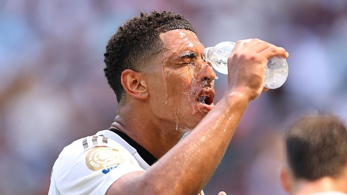 MIAMI GARDENS, FLORIDA - JUNE 18:  Jude Bellingham of Real Madrid pours water over his face during the FIFA Club World Cup 2025 group H match between Real Madrid CF and Al Hilal at Hard Rock Stadium on June 18, 2025 in Miami Gardens, Florida. (Photo by Robbie Jay Barratt - AMA/Getty Images)
