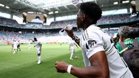 Setali tiga uang dengan Aurelien Tchouameni yang menyiram wajah sembari minum air, di tengah laga panas Real Madrid vs Al Hilal. Foto: Getty Images/Dan Mullan