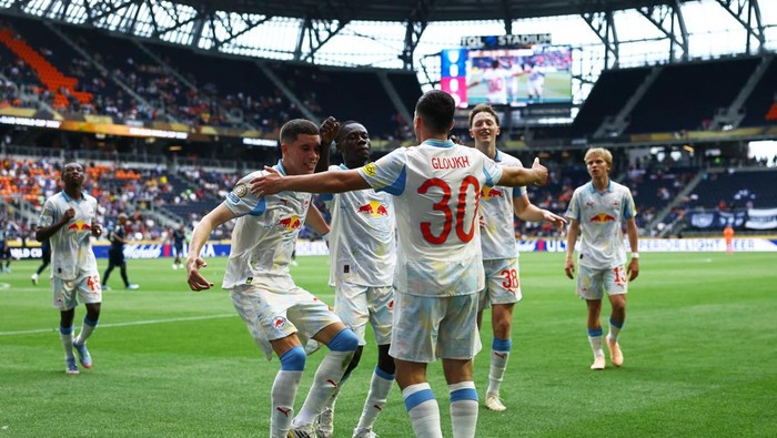 Soccer Football - FIFA Club World Cup - Group H - Pachuca v RB Salzburg - TQL Stadium, Cincinnati, Ohio, U.S. - June 18, 2025 RB Salzburgs Oscar Gloukh celebrates scoring their first goal with teammates REUTERS/Kai Pfaffenbach