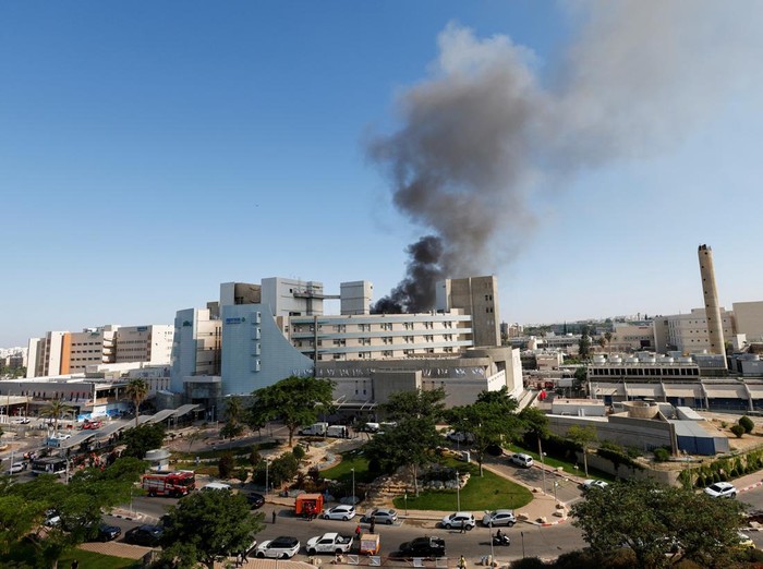Rudal Iran di Israel Smoke rises from Soroka Medical Center following a missile strike from Iran on Israel, in Beer Sheva, Israel June 19, 2025. REUTERS/Amir Cohen TPX IMAGES OF THE DAY Perang Iran