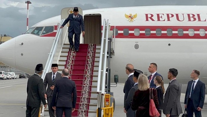 Sambutan Hangat Iringi Lawatan Prabowo ke Rusia Presiden Prabowo Subianto (kedua kanan) memberi hormat setibanya di Terminal VVIP Bandar Udara Internasional Pulkovo, St. Petersburg, Rusia, Rabu (18/6/2025). Pada kunjungan kenegaraan ke Rusia tersebut Presiden Prabowo akan melakukan konferensi bilateral dengan Presiden Vladimir Putin serta menjadi pembicara utama dalam St. Petersburg International Economic Forum (SPIEF) 2025. ANTARA FOTO/Genta Tenri/wpa/tom.