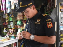 Toko Kelontong di Surabaya Ketahuan Jual Rokok Ilegal, 500 Batang Disita