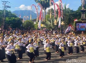 Tari Pendet Massal Buka Karangasem Festival 2025 Tari Pendet Massal Buka Karangasem Festival 2025
