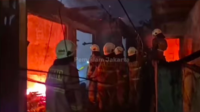 Seorang wanita tewas akibat kebakaran sejumlah rumah di Tebet, Jaksel. Kebakaran itu diduga dipicu dari api lilin saat terjadi listrik padam. (dok Gulkarmat DKI)