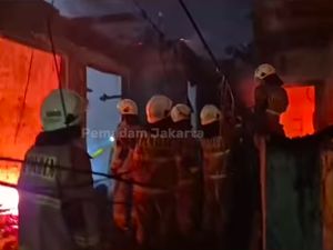 Kebakaran Tewaskan Wanita di Tebet Diduga gara-gara Api Lilin Kebakaran Tewaskan Wanita di Tebet Diduga gara-gara Api Lilin