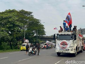 Ratusan Truk Demo ODOL Tiba di Bundaran Waru, Longmarch ke Dishub Jatim