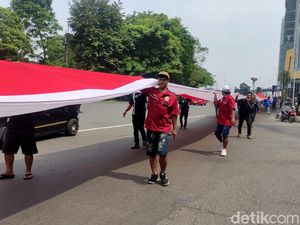 Sopir Truk Bentangkan Bendera Raksasa di Demo ODOL Surabaya