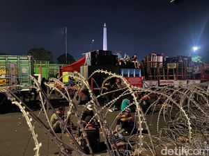 Sopir Truk Demo ODOL Masih Bertahan hingga Petang di Kantor Gubernur