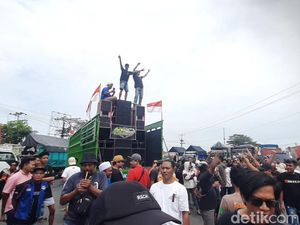 Momen Truk Demo ODOL Blokade Jalan Lingkar Pati