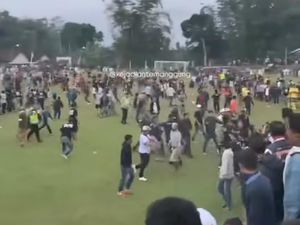 Laga Sepakbola di Temanggung Ricuh, Penonton Masuk Lapangan Kejar Wasit Laga Sepakbola di Temanggung Ricuh, Penonton Masuk Lapangan Kejar Wasit