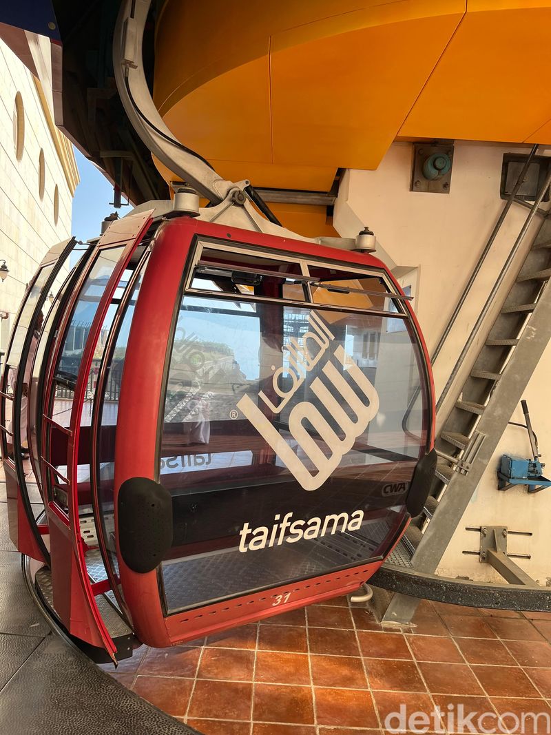 Menikmati pemandangan kota Taif menggunakan kereta gantung