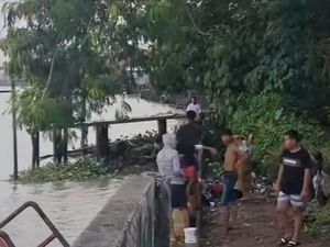 Warga Palembang Ramai-ramai ke Sungai Musi Imbas Distribusi Air Terganggu Warga Palembang Ramai-ramai ke Sungai Musi Imbas Distribusi Air Terganggu