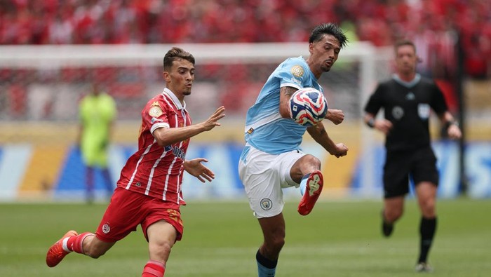 Tijjani reijnders, manchester city Soccer Football - FIFA Club World Cup - Group G - Manchester City v Wydad Casablanca - Lincoln Financial Field, Philadelphia, Pennsylvania, U.S. - June 18, 2025 Wydad Casablancas Oussama Zemraoui in action with Manchester Citys Tijjani Reijnders REUTERS/Lee Smith