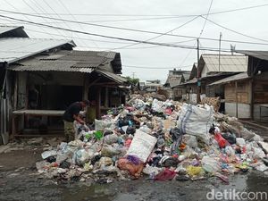 Gunungan Sampah di Pasar Cikurubuk Tasik yang Ganggu Kenyamanan Gunungan Sampah di Pasar Cikurubuk Tasik yang Ganggu Kenyamanan