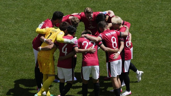 Urawa Reds Soccer Football - FIFA Club World Cup - Group E - River Plate v Urawa Red Diamonds - Lumen Field, Seattle, Washington, U.S. - June 17, 2025 Urawa Red Diamonds players huddle ahead of the second half IMAGN IMAGES via Reuters/Stephen Brashear