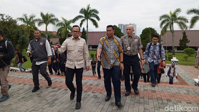 Wamendagri Bima Arya Sugiarto dikala menganalisa kesiapan retret kepala tempat di Kampus IPDN, Jatinangor, Sumedang. Wamendagri Bima Arya Sugiarto dikala menganalisa kesiapan retret kepala tempat di Kampus IPDN, Jatinangor, Sumedang.