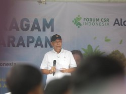 Wamensos Salurkan 10.000 Paket Bantuan Seragam untuk Sejumlah Sekolah