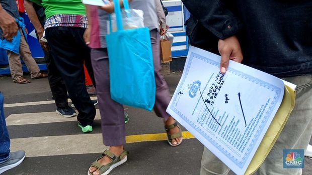 Warga antre untuk mengurus program pemutihan pajak kendaraan Gedung Polda Metro Jaya, Jakarta, Kamis (19/6/2025). (CNBC Indonesia/Tri Susilo)