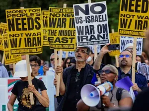 Demo Warga AS Minta Trump Tak Campuri Perang Israel-Iran