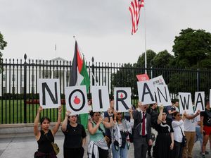 Warga AS Demo Gedung Putih, Desak Trump Tak Ikut Campur Perang Israel-Iran Warga AS Demo Gedung Putih, Desak Trump Tak Ikut Campur Perang Israel-Iran